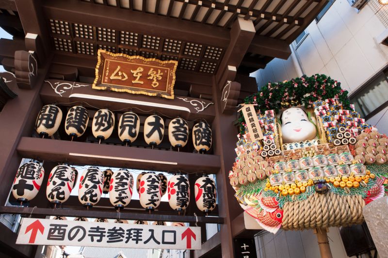 lễ hội gắn liền với hình ảnh của gà trống